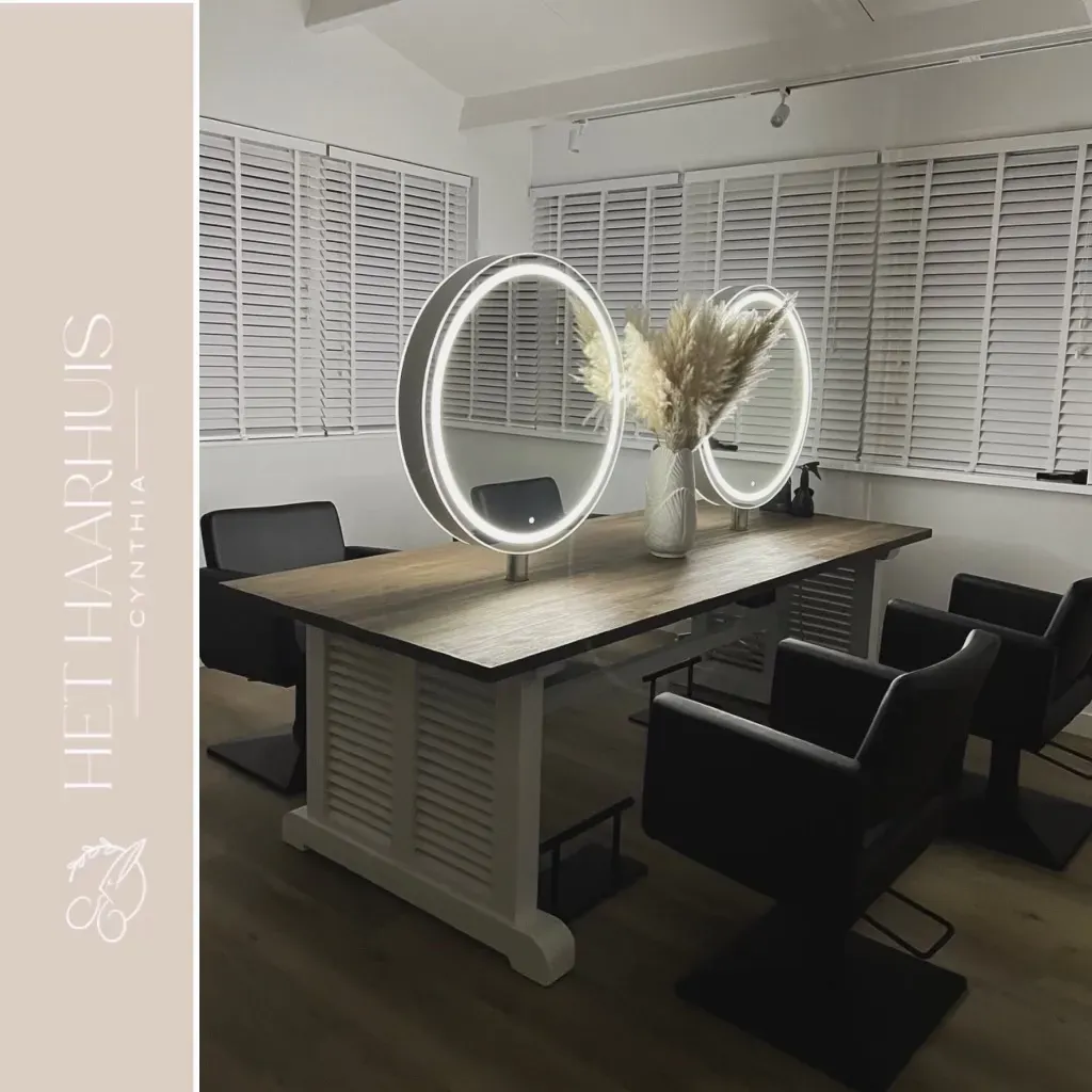 Foto van de kaptafel en spiegels in avondlicht van Het Haarhuis Cynthia