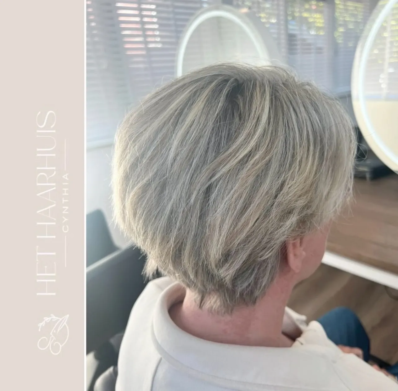 Foto van een full head highlights in kort dames kapsel gemaakt bij Het Haarhuis Cynthia